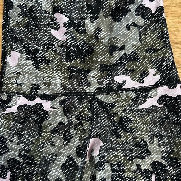 EMILY HSU HIGH WAIST PUZZLE PIECES CAMO LEGGINGS - Picture 6 of 7